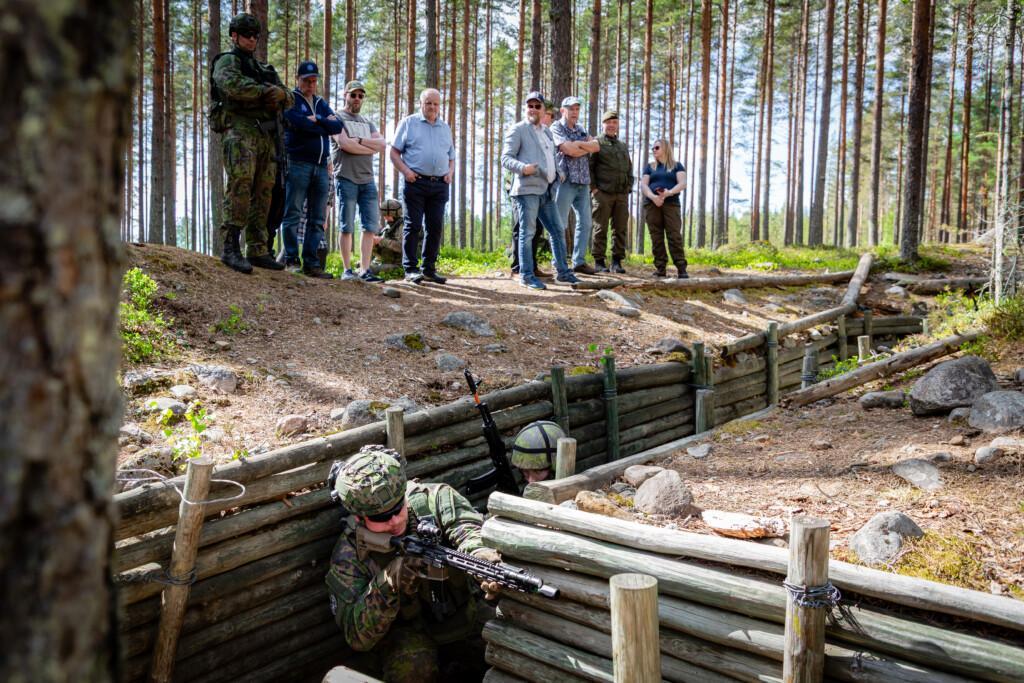 Kutsuvieraat seuraavat Taistelu taisteluhaudoissa -kurssin toimintaa.