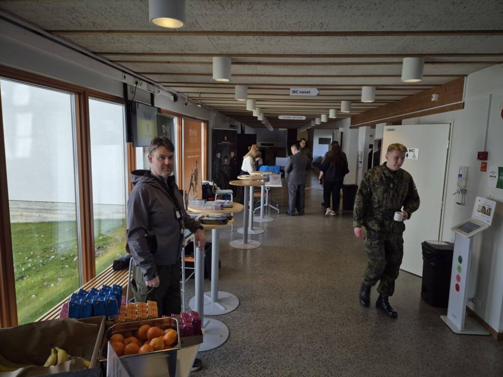 Ihmisiä kulkeee käytävällä